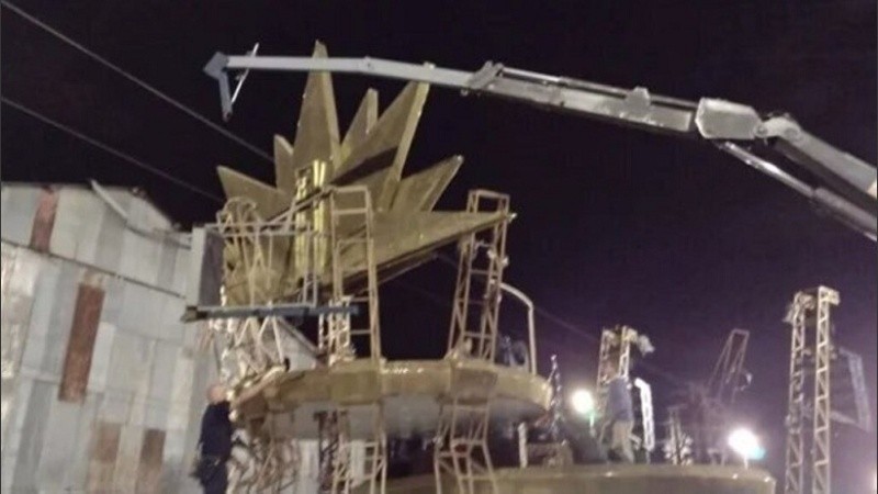 El accidente ocurrió cuando los artistas hacían su show encima de la carroza.