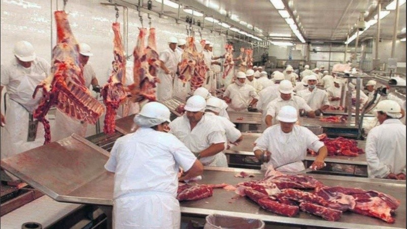 Con al entrada en vigor del nuevo acuerdo de precios, el valor por kilo de corte es de 699 pesos la tira de asado, 749 pesos el vacío y 779 pesos el matambre;