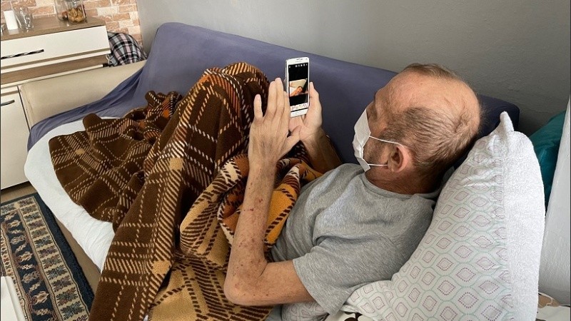 El hombre solo ha podido ver a su nieto por videollamada o a través de un cristal protector.