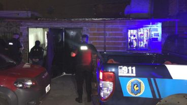 Una imagen del allanamiento en barrio Las Flores esta madrugada