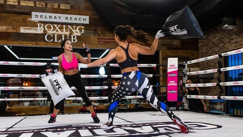 Las almohadas son de tamaño queen, están rellenas de espuma y cubiertas de una lona de nailon.