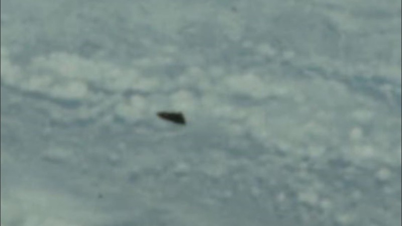 El hombre hizo zoom en la imagen mostrando un punto negro entre las nubes.