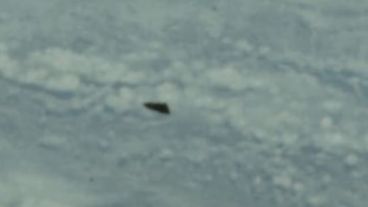 El hombre hizo zoom en la imagen mostrando un punto negro entre las nubes.