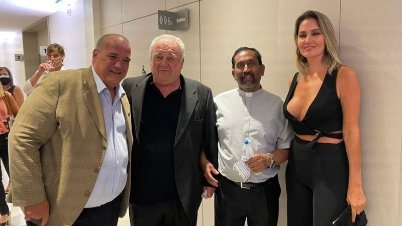 La comentada foto de Losada junto al Padre Ignacio, Galdeano y el cura párroco de Funes