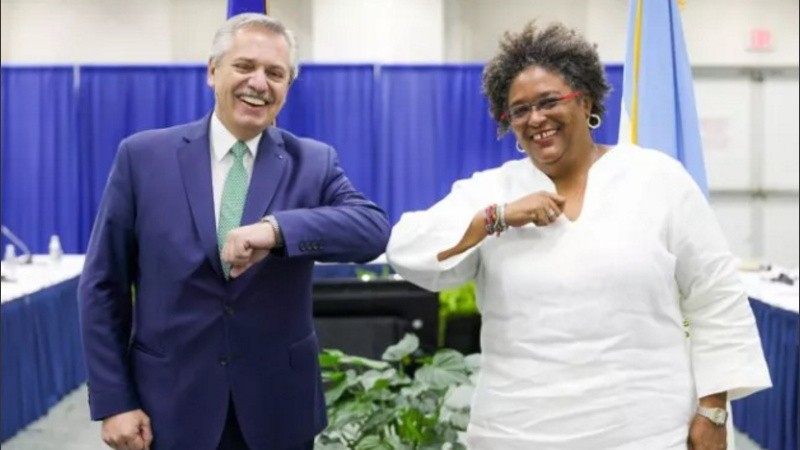 El presidente Alberto Fernández junto a la primera ministra de Barbados, Mia Mottley. 