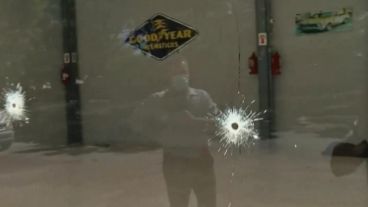 El salón completamente vacío, sólo quedan los vidrios rotos por los disparos.