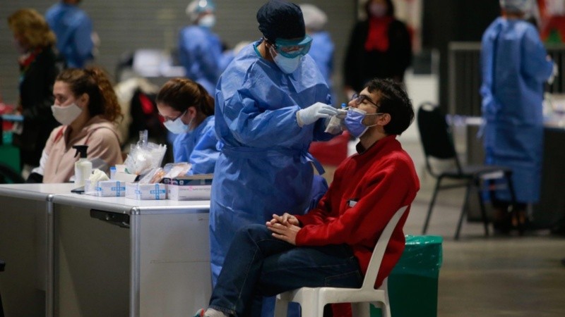 El coronavirus dejó 218 nuevos fallecidos en las últimas 24 horas.