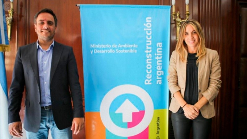 La flamante funcionaria junto ministro de Ambiente y Desarrollo Sostenible, Juan Cabandié.