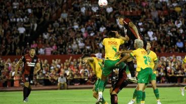 Cabezazo de Lema que salió apenas arriba, en una de las más claras del primer tiempo.