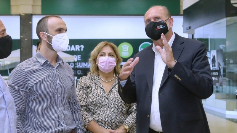 Perotti y Martorano visitaron en nuevo espacio de vacunación en Rosario