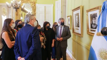 El presidente durante una actividad este viernes junto a la ministra de las Mujeres, Géneros y Diversidad.