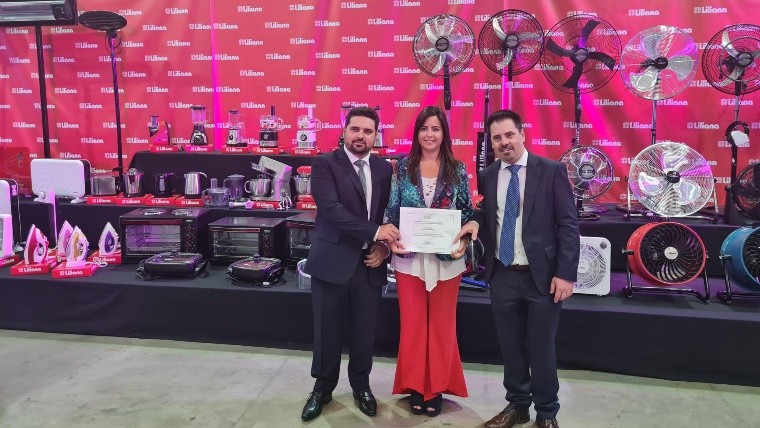 Leonardo Jacobson, junto a sus hermanos Cintia y Fernando después del anuncio de inversión.