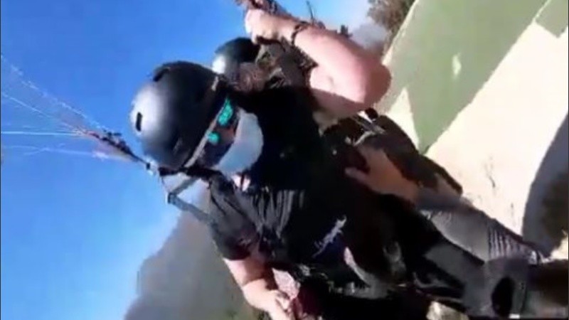 Una ráfaga del aire levantó el parapente y quedaron todos colgando.