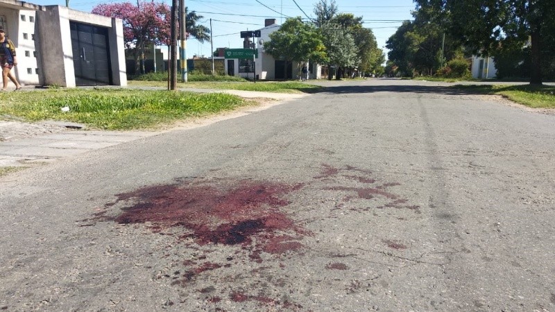 Restos de sangre en la esquina, donde sucedió el enfrentamiento tras una fiesta clandestina