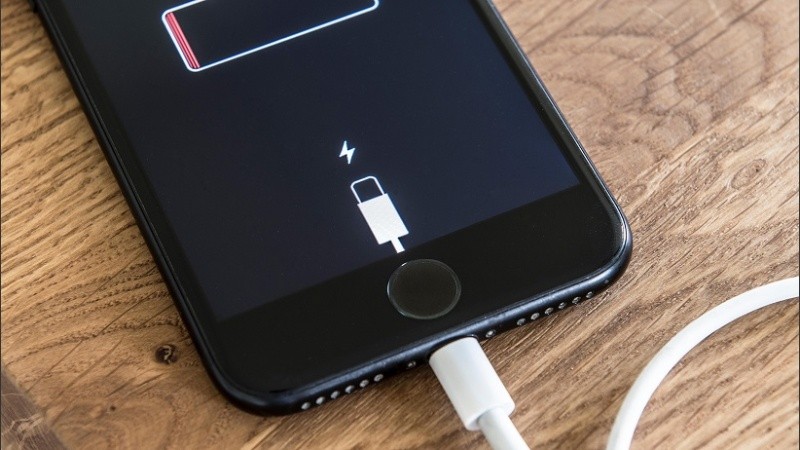 Dejar el celular conectado durante muchas horas sí puede contribuir con el desgaste de la batería.