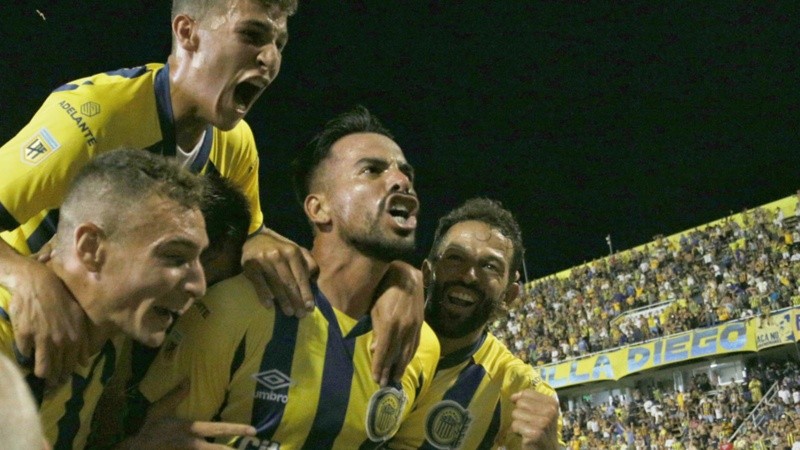 Javier Báez marcó su primer gol con el canalla y salió a gritarlo con el público.