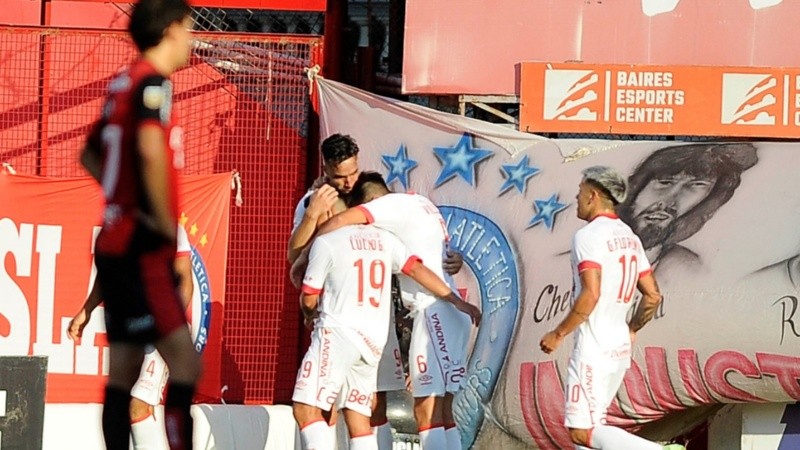 Triple festejo para el local, que ganó sin atenuantes en el estadio Maradona.