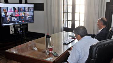 Funcionarios provinciales en el encuentro virtual con Amsafé, Amet, Sadop y UDA.