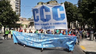Una de las columnas llegando a plaza San Mrtín este jueves.