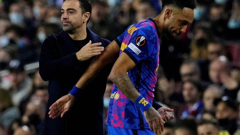 Xavi consuela a sus muchachos tras el empate en Europa League.