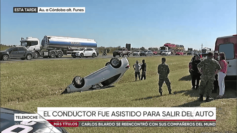 El conductor del auto que quedó volcado fue asistido por otras personas que circulaban por el lugar.