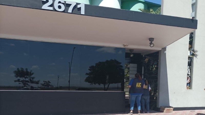 En el departamento había dos pistolas calibre 40 milímetros, dos cargadores y más de 200 cartuchos.