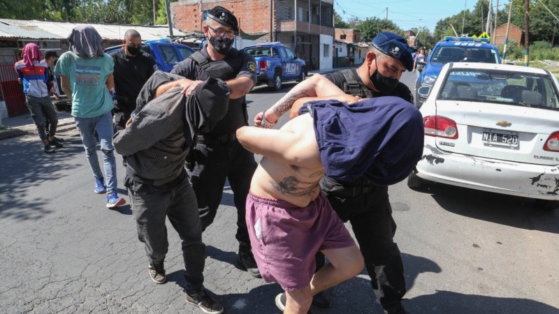 Siete personas demoradas fueron trasladadas a la comisaría baleada.