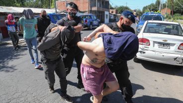 Siete personas demoradas fueron trasladadas a la comisaría baleada.