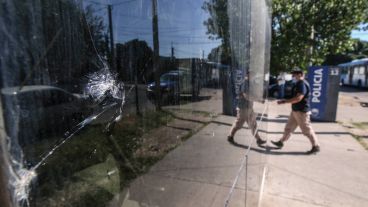 El frente de la comisaría baleado durante la madrugada.