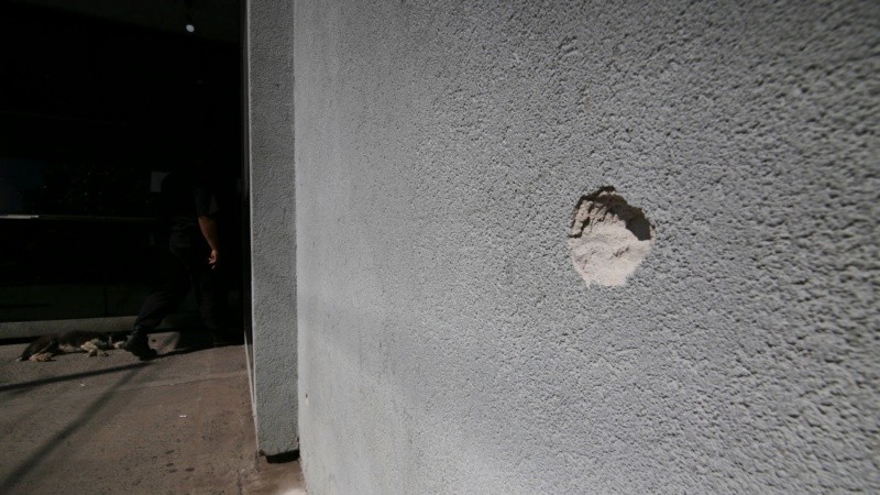 Marcas de impactos de bala en el frente de la comisaría. 