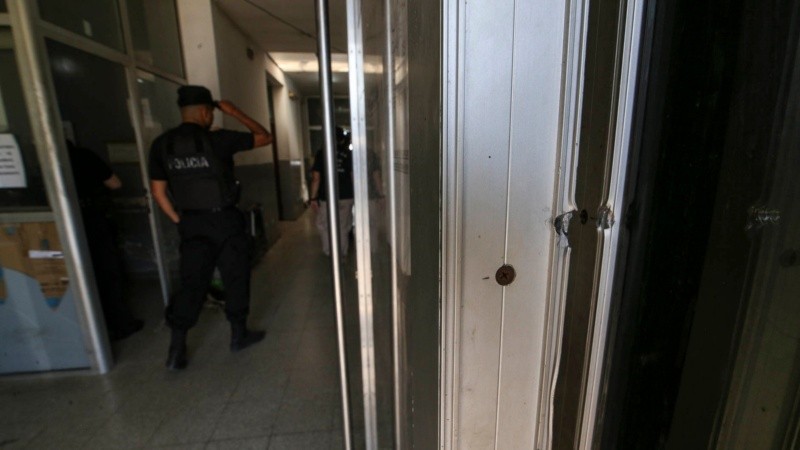 Una de las balas dio en el marco de la puerta principal de la comisaría. 