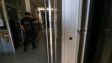 Una de las balas dio en el marco de la puerta principal de la comisaría.
