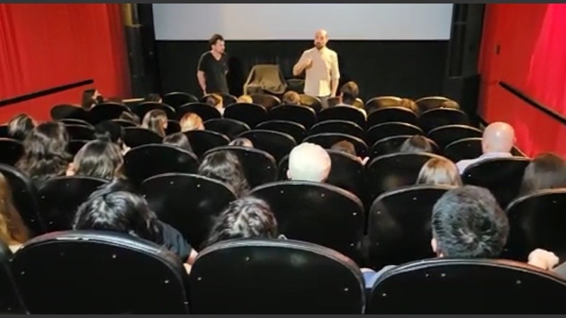 Hugo Zuccarelli durante la presentación de Música en la oscuridad en el Nuevo Monumental