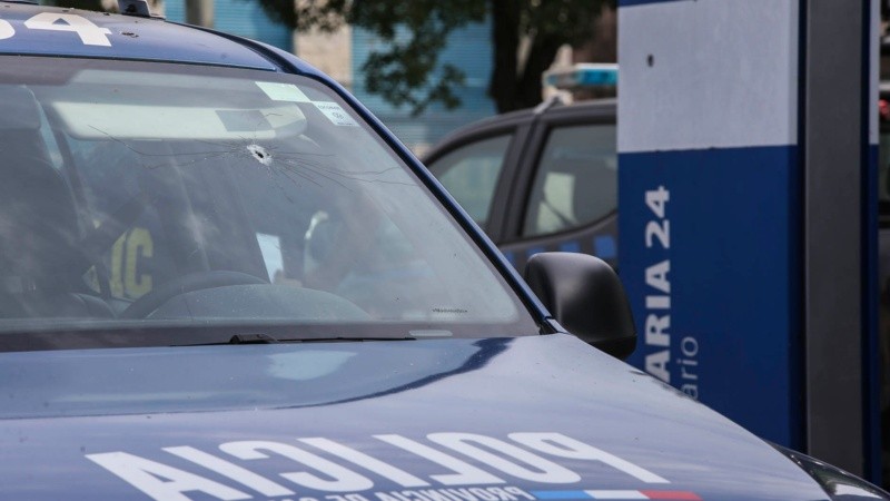 Un patrullero con impacto de bala.