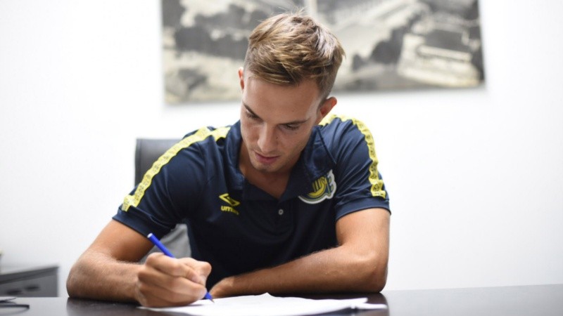 El defensor ya firmó su contrato el viernes y entrenó este sábado con el plantel.