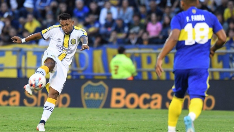 Montoya remata, en medio de un primer tiempo con mucha paridad.