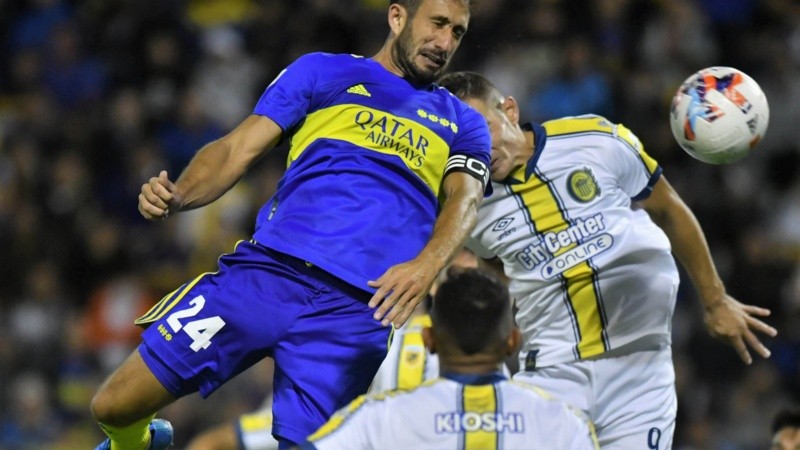 Izquierdoz anticipa a Ruben en el área canalla para marcar el 1-0.