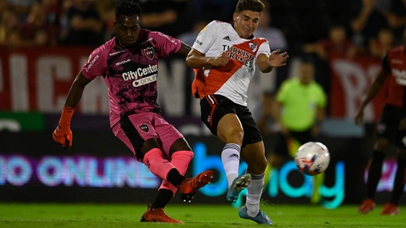 Julián Álvarez presionó a Arboleda y el arquero se equivocó.