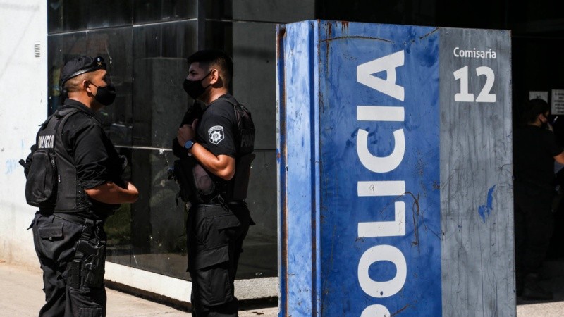 Tras el ataque a la comisaría 12ª, las dependencias policiales tendrán custodia armada en el ingreso.