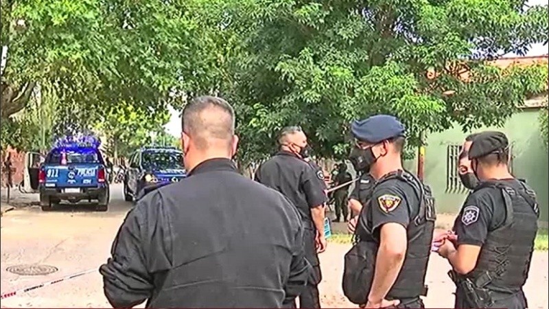 Un amplio operativo policial fue desplegado en la zona del crimen.