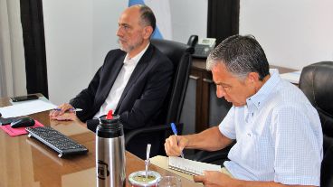 Salen los números. El ministro de Trabajo encabeza la discusión con funcionarios de Economía y Educación.