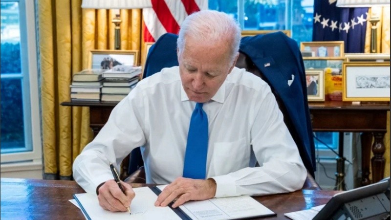 Joe Biden firmó el lunes las primeras sanciones, dirigidas a los separatistas prorrusos.