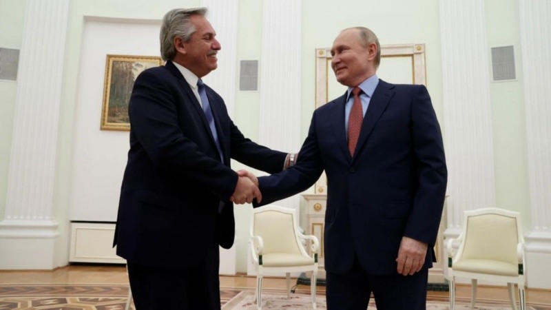 Alberto Fernández estrechando la mano de Putin en la reciente visita a Rusia