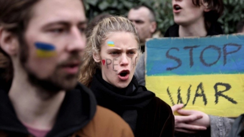 Ciudadanos ucranianos protestan contra la operación militar de Rusia en Ucrania frente a la embajada rusa en París.