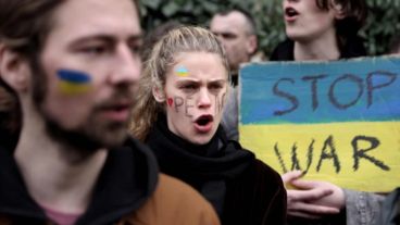 Ciudadanos ucranianos protestan contra la operación militar de Rusia en Ucrania frente a la embajada rusa en París.