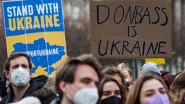Un manifestante exhibe un cartel que dice: "La región de Ucrania oriental de] Donbass es Ucrania" durante una protesta frente a la Cancillería en Berlín.