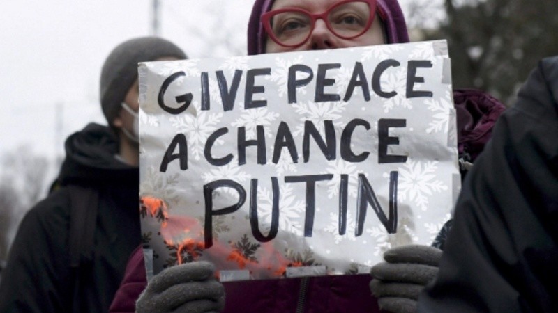 La gente se manifiesta contra la invasión rusa de Ucrania frente a la embajada rusa en Helsinki, Finlandia