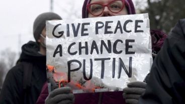 La gente se manifiesta contra la invasión rusa de Ucrania frente a la embajada rusa en Helsinki, Finlandia