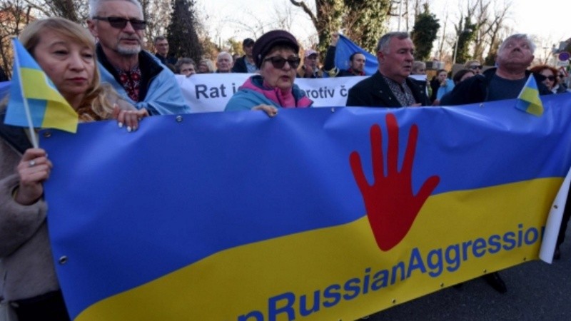 Miembros de la minoría ucraniana en Croacia protestan contra la operación militar rusa en Ucrania, frente a la embajada rusa en Zagreb.