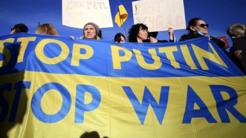Los manifestantes asisten a una manifestación en apoyo de Ucrania frente a la embajada de Rusia en Roma.